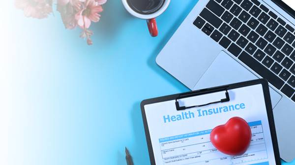 Seorang konsultan keuangan profesional sedang menjelaskan dokumen polis asuransi kepada pasangan suami istri yang tampak tenang dan bahagia di kantor yang modern.