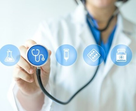 Seorang konsultan keuangan profesional sedang menjelaskan dokumen polis asuransi kepada pasangan keluarga muda yang tampak tenang dan bahagia di sebuah kantor yang nyaman.