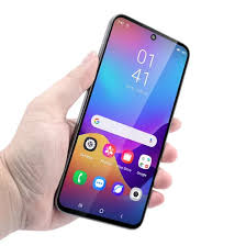 Tampilan elegan Xiaomi Redmi Note 13 dengan layar penuh yang jernih dan modul kamera belakang yang modern di atas meja kayu minimalis.