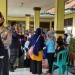 Pembagian Kartu Keluarga Sejahtera BPNT Di Kecamatan Talun Mengabaikan Protokol Kesehatan