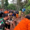 Kapolres Sukabumi Bantu Evakuasi Korban Terhimpit Pohon Tumbang di Dalam Bus