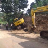 Unit Lantas polsek Jasinga oleh TKP Truk Bawa Ekskavator di Jasinga Bogor Terguling