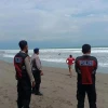 Anggota Sat Polairud Polres Sukabumi Giat Amankan Kawasan Wisata pesisir Pantai