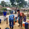 Sertu Nardi Dampingi Penyaluran Air Bersih di Beberapa Titik di Desa Cikangkung
