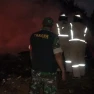 Bersama Warga, Babinsa Koramil 0622-14/Surade dan lainnya Bantu Padamkan Api yang Lahap Salah Satu Rumah Warga