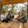 Sinergitas TNI - POLRI Wilayah Hukum Polsek Sukamakmur Sambangi Warmas yang Sedang Berkebun dan Ajak Jaga Kamtibmas serta Beri Edukasi TPPO