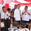 Presiden Jokowi Cek Stok Beras dan Bagikan Bantuan Pangan CBP di Kabupaten Nagekeo