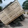 Parah! Mobil Truk Tronton Kejeblos di Jembatan Cidangder II Setelah Baru Seminggu Dibuka 