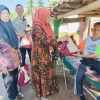 SDN Sukaati Cariu Gelar Program Ramadhan Berkah Berbagi Kepada Para Jompo