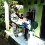 Babinsa Desa Cikidang Sertu Udi Supriadi Berikan Bingkisan Makanan Kepada Anak Asuh Stunting