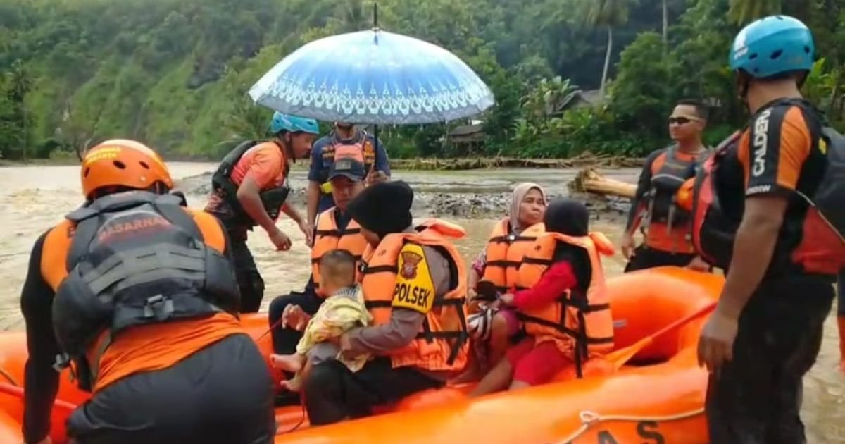 Melawan Arus Deras, Tim Gabungan Selamatkan Warga dari Kepungan Sungai Cidadap