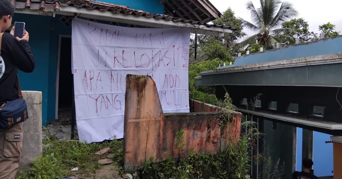 Spanduk Protes Terpasang di Rumah Retak, Warga Gempol Sukabumi Desak Relokasi