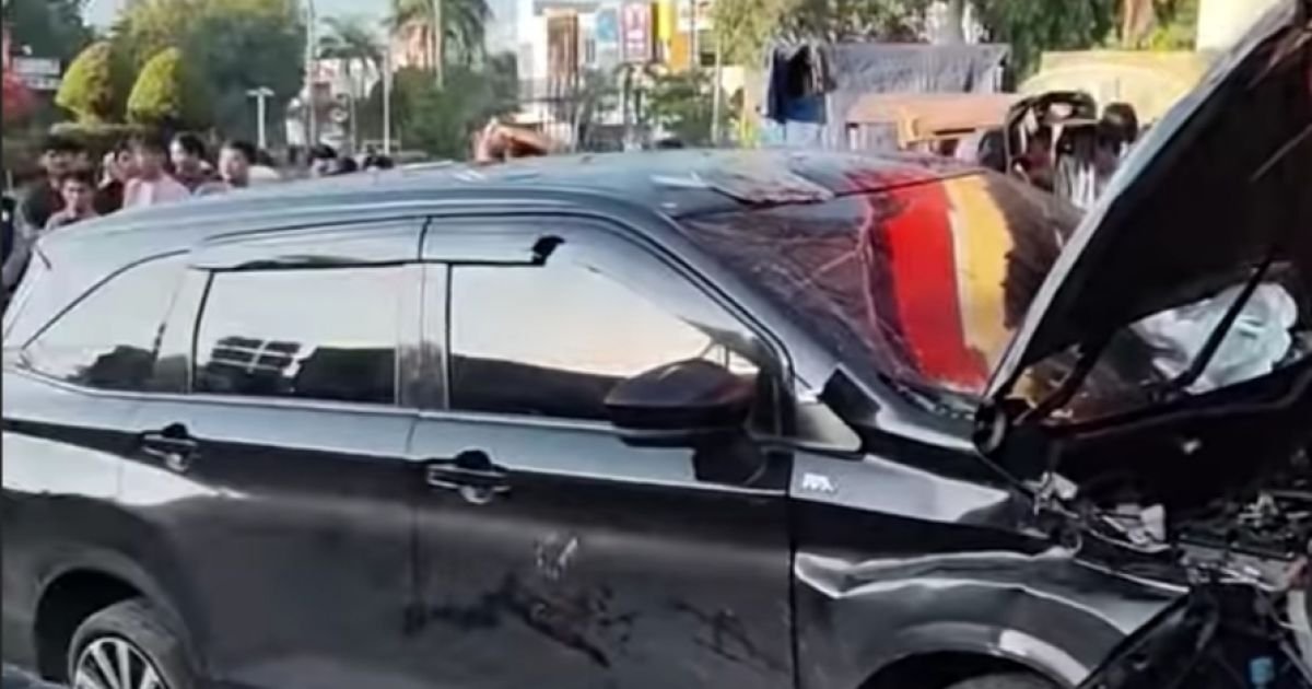 Kecelakaan Tunggal di Karawang: Avanza Tabrak Alfamart Galuh Mas, 5 Orang Luka