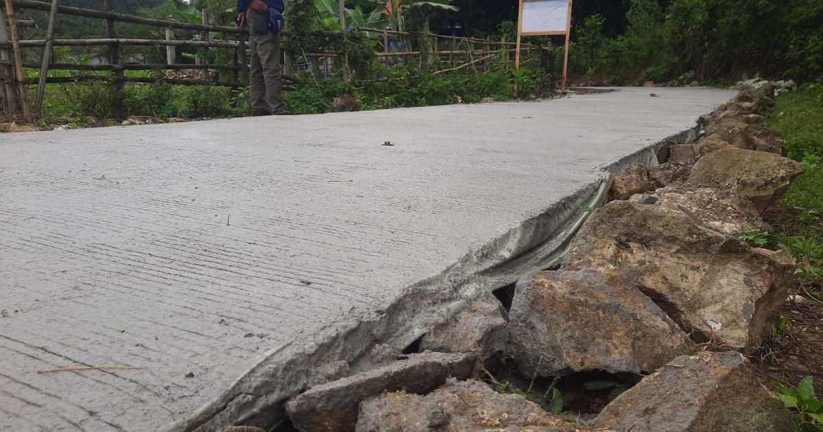 Proyek Banprov Jabar senilai Rp 98 juta itu disebut memiliki ketebalan beton yang tidak merata.