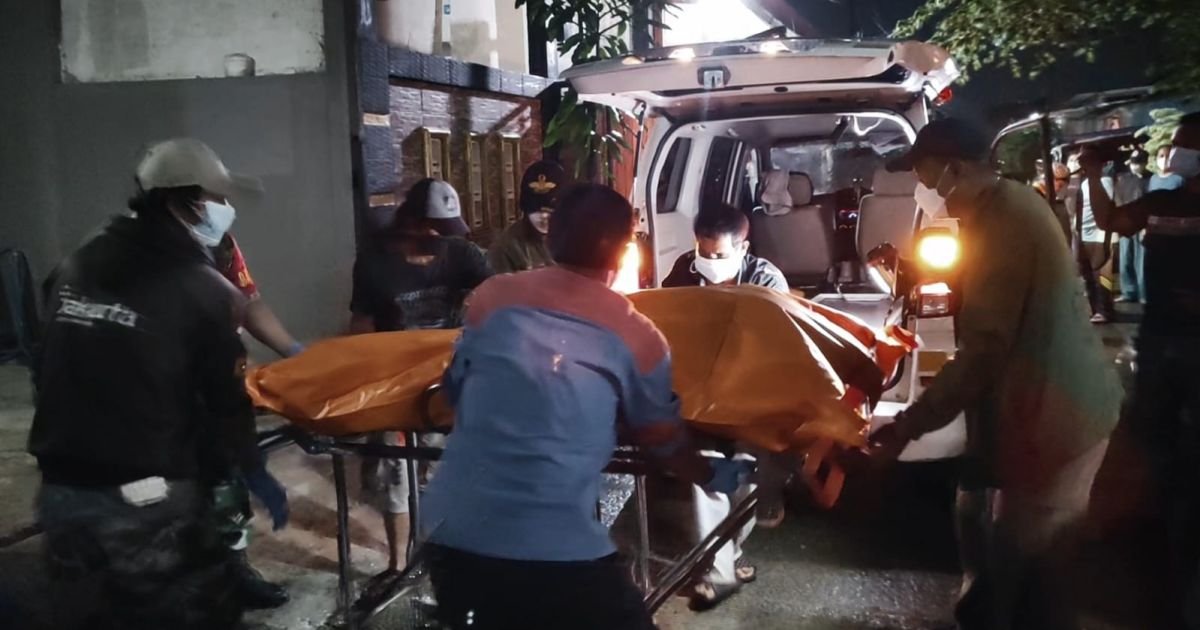 Petugas kepolisian melakukan olah TKP dan mengevakuasi jasad Selviana (47) di Perumahan Pesona Kahuripan 4, Desa Bojong, Kabupaten Bogor. Jumat malam (26/12/2025).
