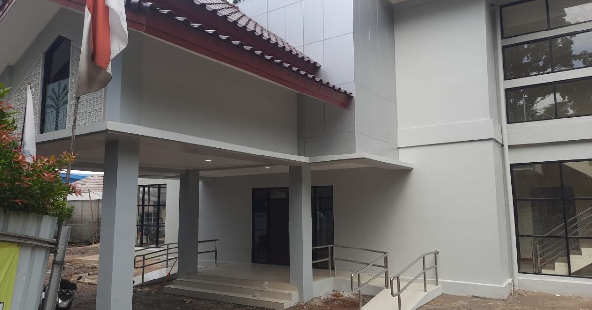 Camat Gunung Putri meninjau langsung gedung kantor Kecamatan Gunung Putri, Kabupaten Bogor, yang baru selesai dibangun, untuk memastikan kualitas pekerjaan sebelum digunakan.