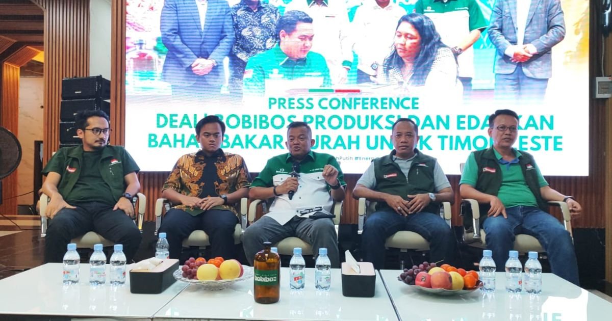 pendiri Bobibos bahan bakar jerami saat konferensi pers di Bumi Sultan kediaman anggota DPR RI Mulyadi di Jonggol Kabupaten Bogor