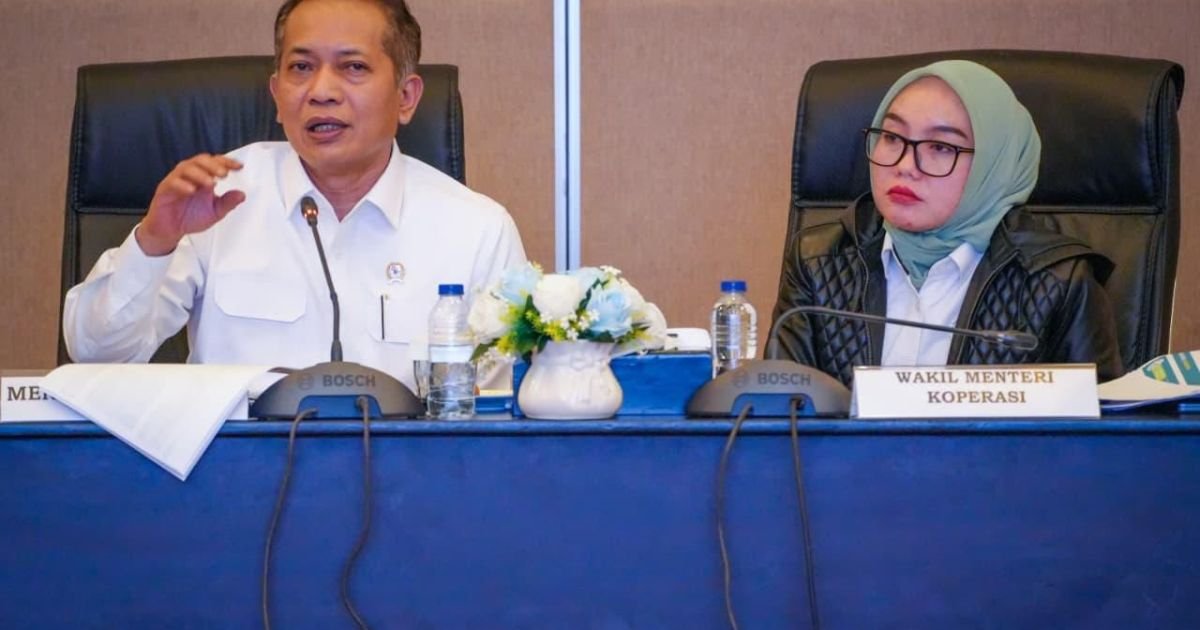 Menkop Ferry Juliantono bersama Wamenkop Farida Farichah.