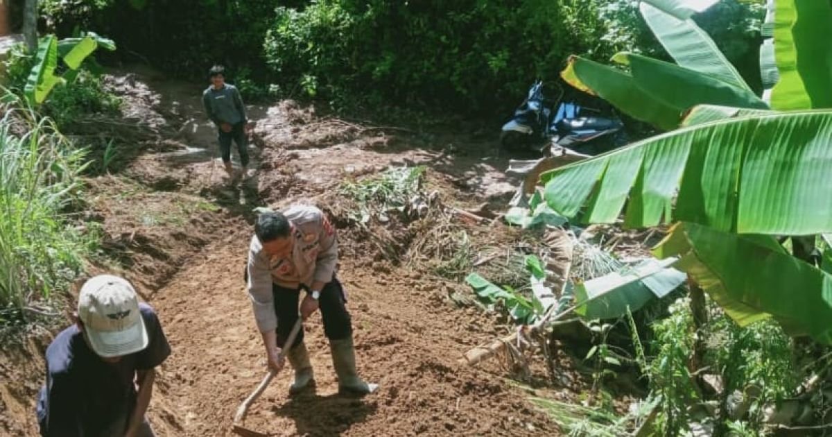 Material Longsor Setinggi Lima Meter Putus Akses Ciporekat