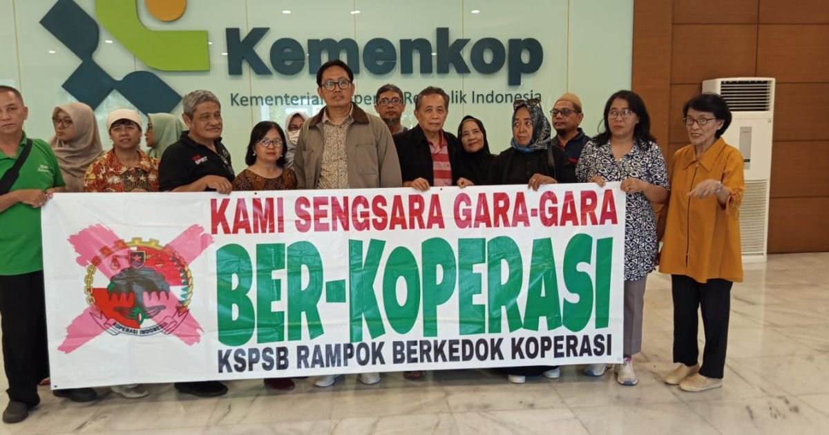 Puluhan anggota Koperasi Sejahtera Bersama (KSPSB) yang mewakili ribuan anggota mendatangi kantor Kementerian Koperasi (Kemenkop) di Jalan HR Rasuna Said, Jakarta, Selasa (27/1/2026).Poto: Alek