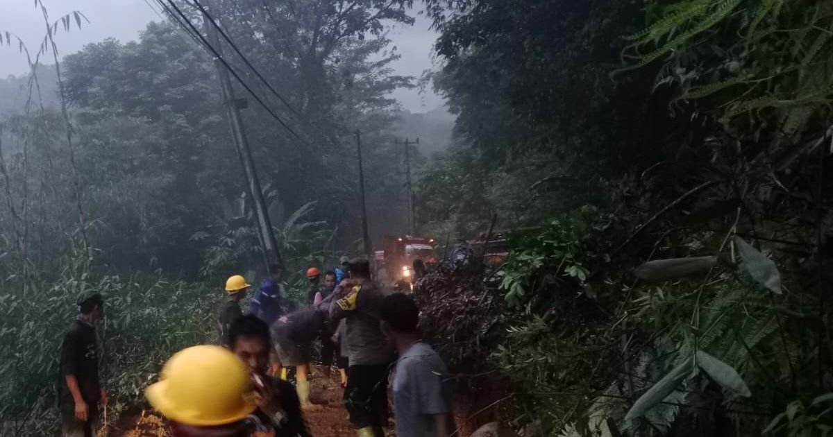 Longsor Tutup Jalan Ace Tabrani Nanggung, Akses Tiga Desa Terputus