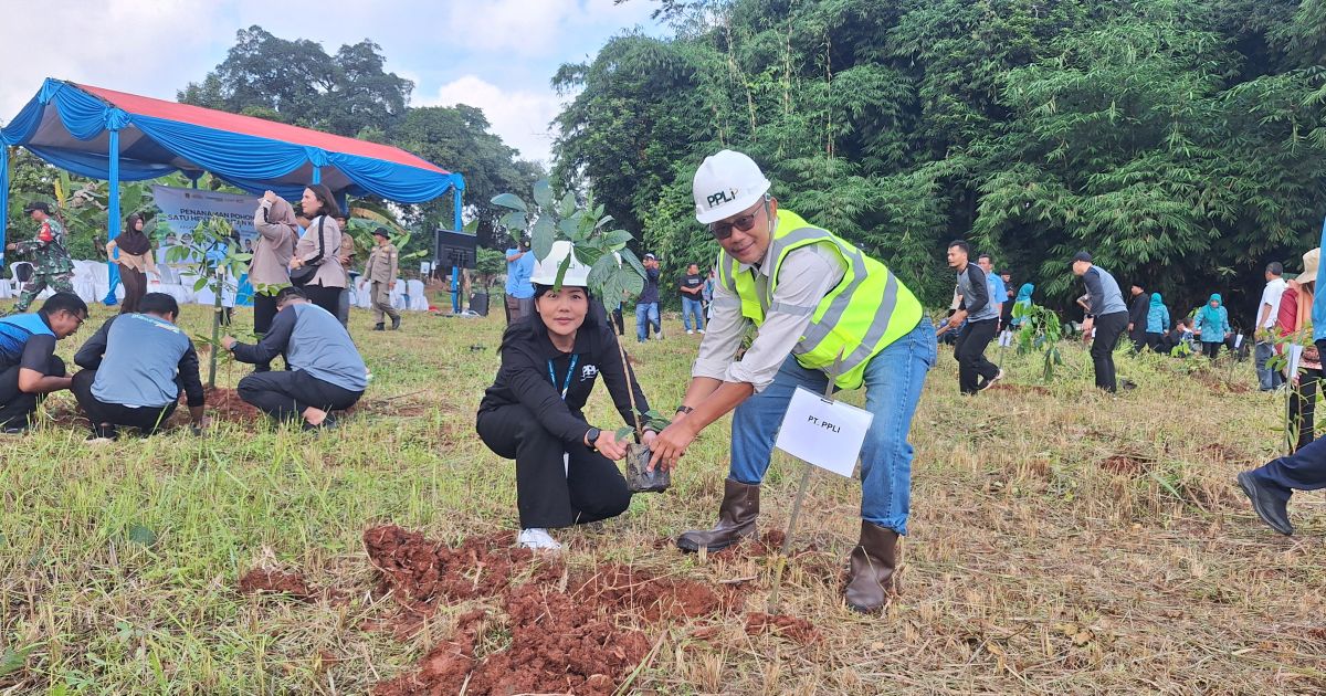 PPLI dan unsur Forkopimcam melakukan penanaman pohon dalam program Satu Hektar Hutan Kota di TPU Cibugis, Kecamatan Klapanunggal, Kabupaten Bogor.
