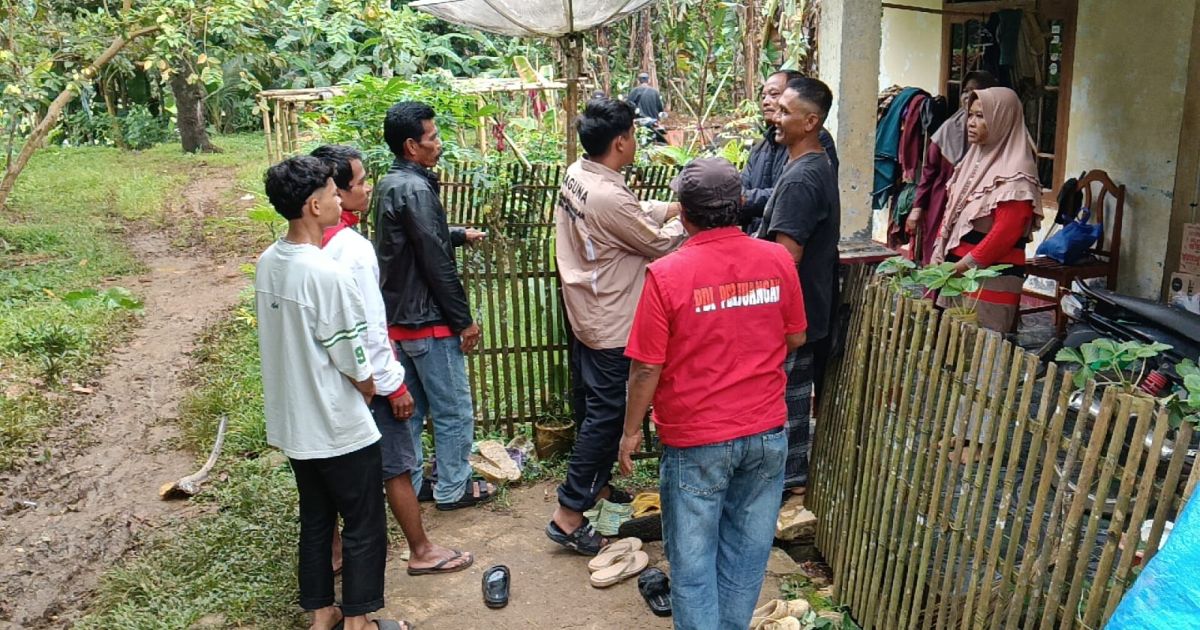 Ketua PAC PDI Perjuangan Jampangkulon Sambangi Korban Kebakaran di Kampung Curughilir Sukabumi