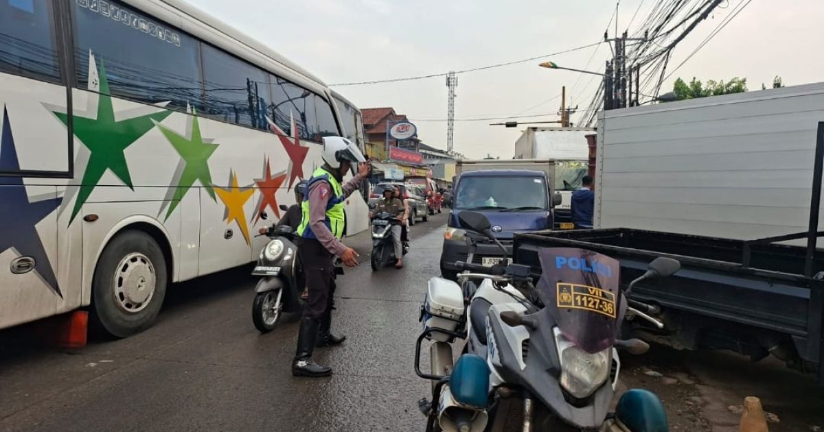 Antrean Truk KIR Bikin Bekasi Lumpuh, Jalan Pantura hingga SGC Macet Parah Berjam-jam