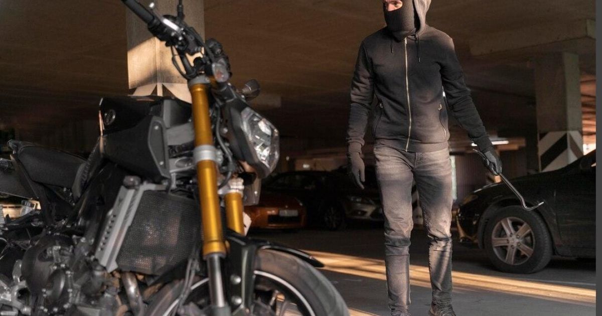 Curi Motor Saat Salat Maghrib, Aksi Dua Pelaku di Masjid Ciangsana, Hitungan Detik Motor Raib