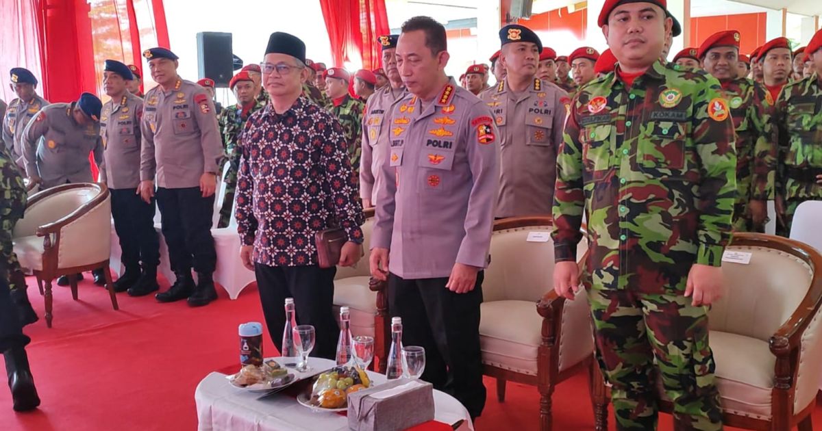Kapolri Jenderal Polisi Listyo Sigit Prabowo (Tengah) menyampaikan arahan saat menghadiri Retret Kokam Nasional di Satuan Latihan Brimob Polri, Cikeas, Kabupaten Bogor, Kamis (12/2/2026).(Saepul Jaenudin)