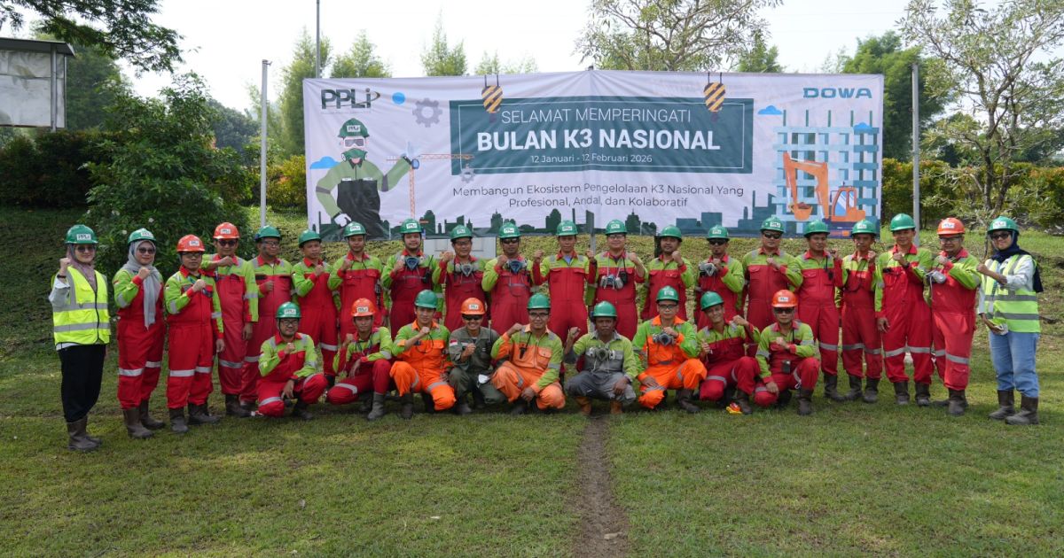 Ribuan Karyawan PT PPLI mengikuti apel massal dalam rangka Bulan Keselamatan dan Kesehatan Kerja (K3) di Lapangan Mini Soccer PPLI, Klapanunggal, Kabupaten Bogor.