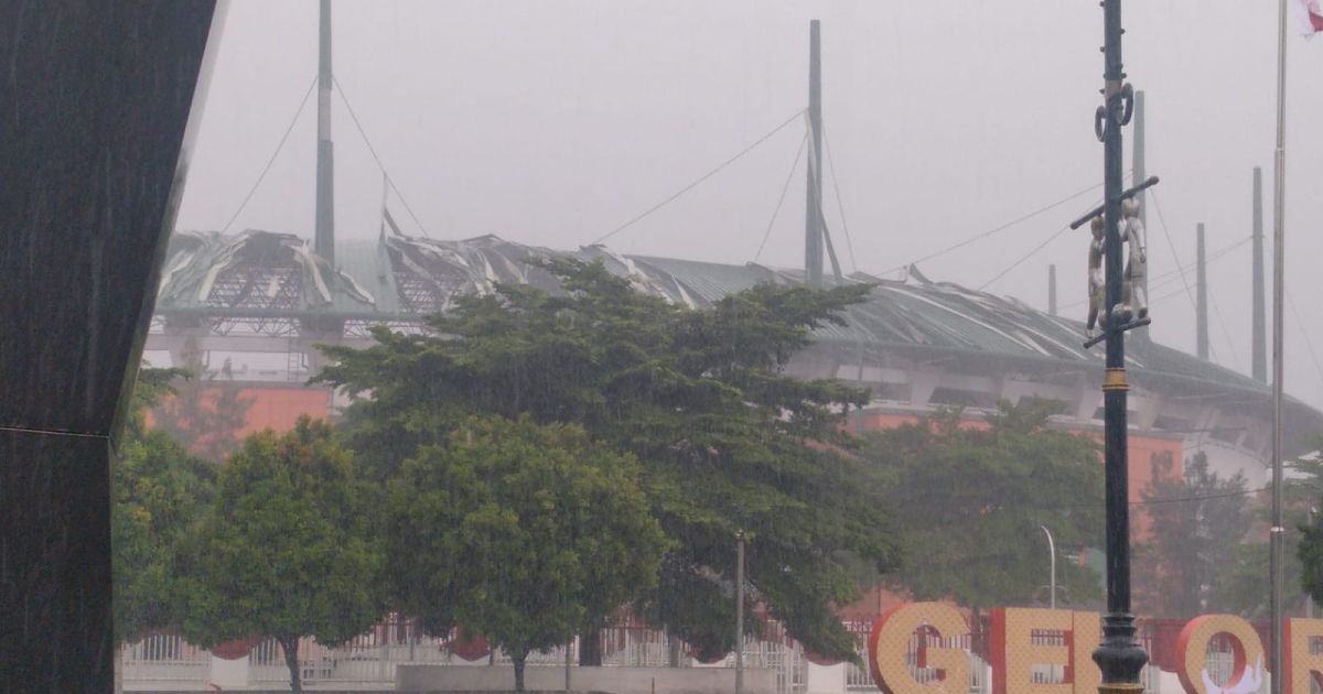 Puting Beliung Terjang Pakansari Cibinong, Atap Stadion Berterbangan dan Motor Bertumbangan