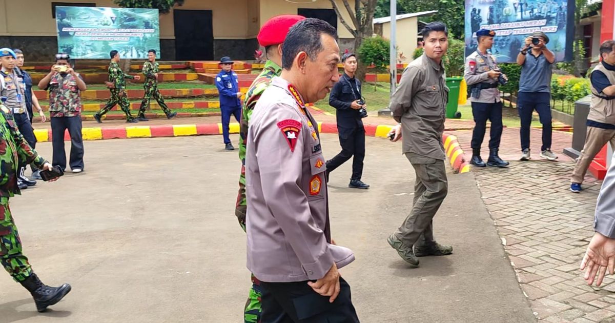 Kapolri Jenderal Polisi Listyo Sigit Prabowo Tampak Dari Samping Saat Menuju Aula Retret KOKAM di Satuan Latihan (Satlat) Brimob Polri, Cikeas, Kabupaten Bogor, Jawa Barat, Foto (Saepul Jaenudin)