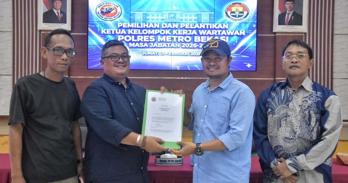 Suryo Daryono (tengah) menerima SK usai terpilih secara aklamasi sebagai Ketua Pokja Wartawan Polres Metro Bekasi periode 2026–2028 di Gedung Promoter, Jumat (13/2/2026). (PUTRA/Bekasi)