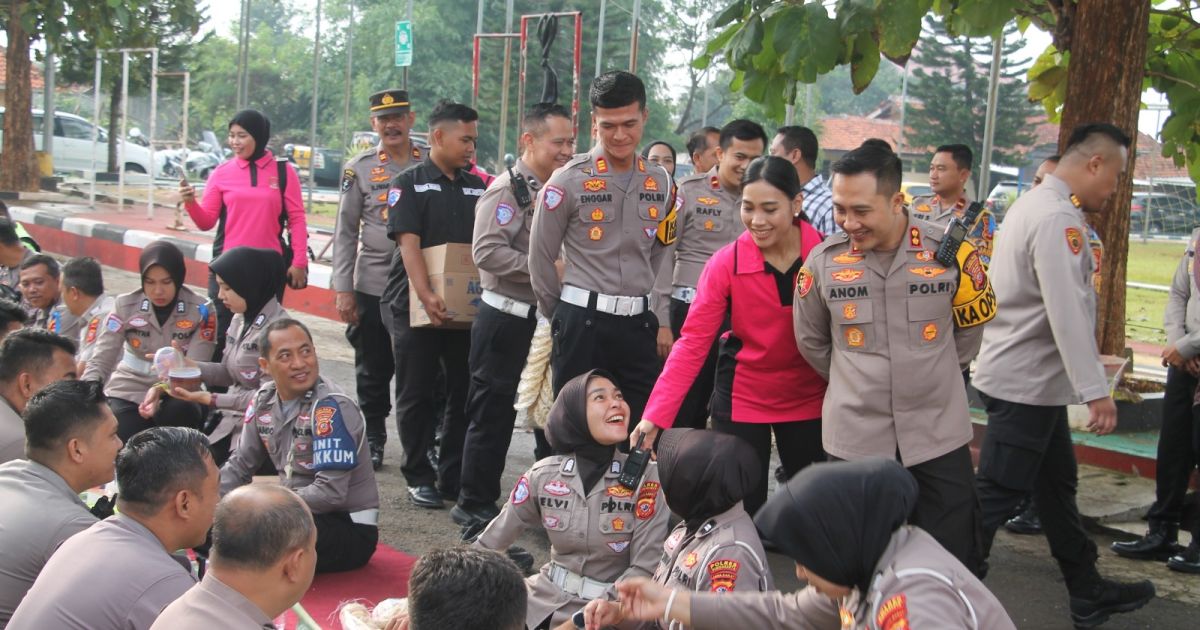 Kapolres Purwakarta AKBP I Dewa Putu Gede Anom Danujaya bersama jajaran dan Bhayangkari mengikuti kegiatan munggahan menyambut Ramadhan 1447 H di Mako Polres Purwakarta, Jumat (13/2/2026).