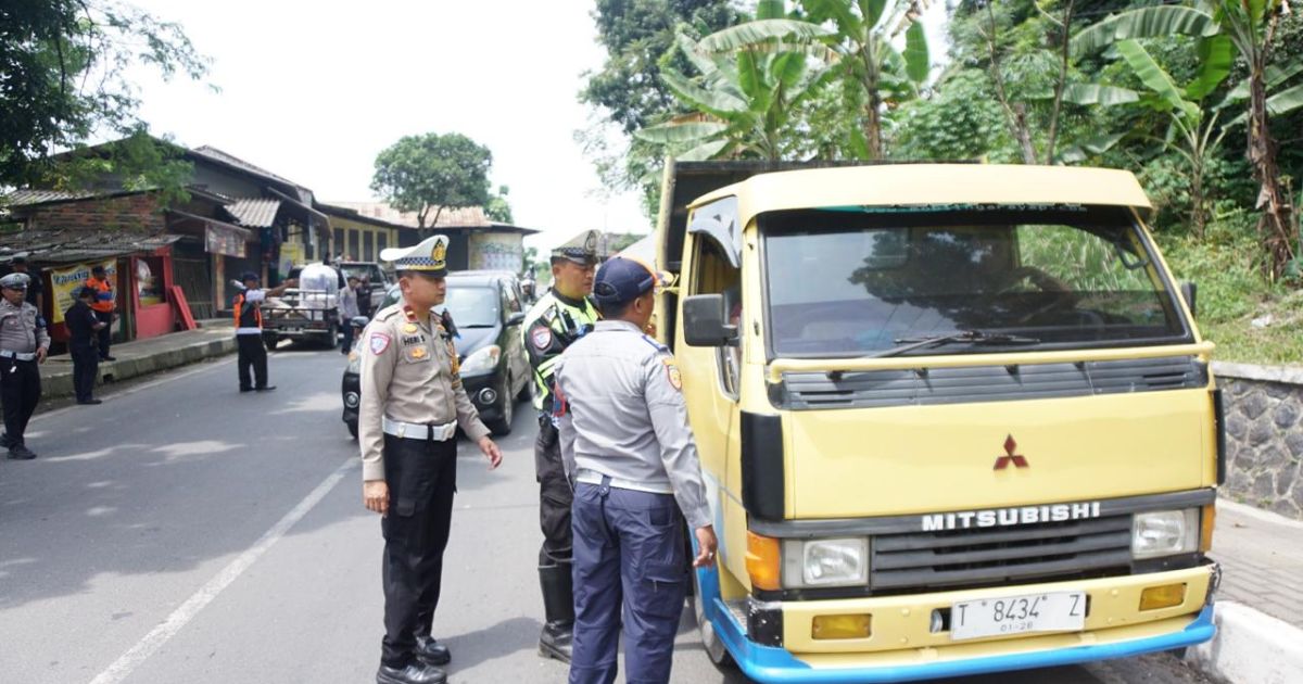 Petugas gabungan dari Polres Purwakarta, Dinas Perhubungan, dan Satpol PP melakukan penertiban kendaraan angkutan barang dan tambang di ruas Jalan Cianting–Plered, Kamis (12/2/2026). Foto Mustafa  Kamal