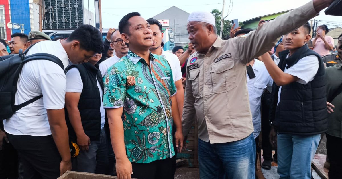 Plt Bupati Bekasi, Asep Surya Atmaja (batik Hijau), didampingi tokoh masyarakat saat meninjau lokasi relokasi pedagang ke Pasar Baru Cikarang, Cikarang Utara. (Foto Putra)