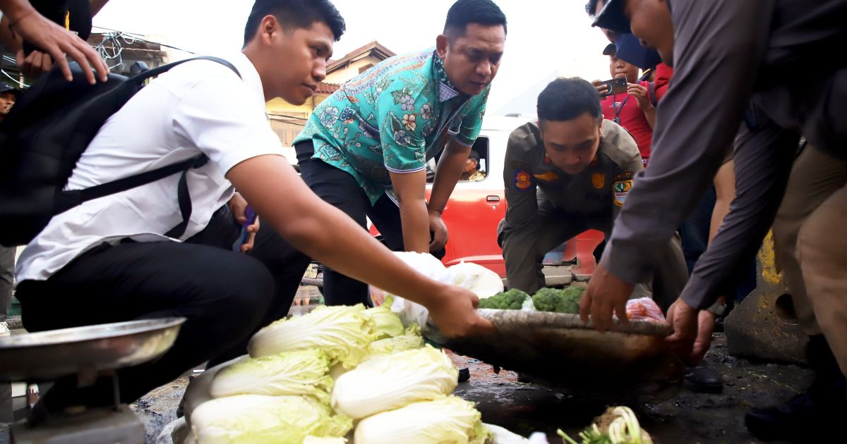 Plt Bupati Bekasi, Asep Surya Atmaja (batik hijau), didampingi tokoh masyarakat saat meninjau lokasi relokasi pedagang ke Pasar Baru Cikarang, Cikarang Utara. (Foto Putra)