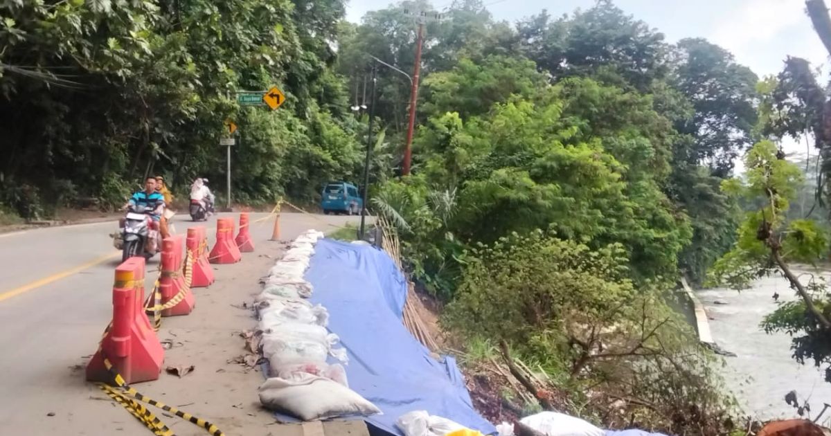 Jasinga Darurat! Mengancam Jalan Raya Nasional, Tebing Sungai Cidurian Longsor