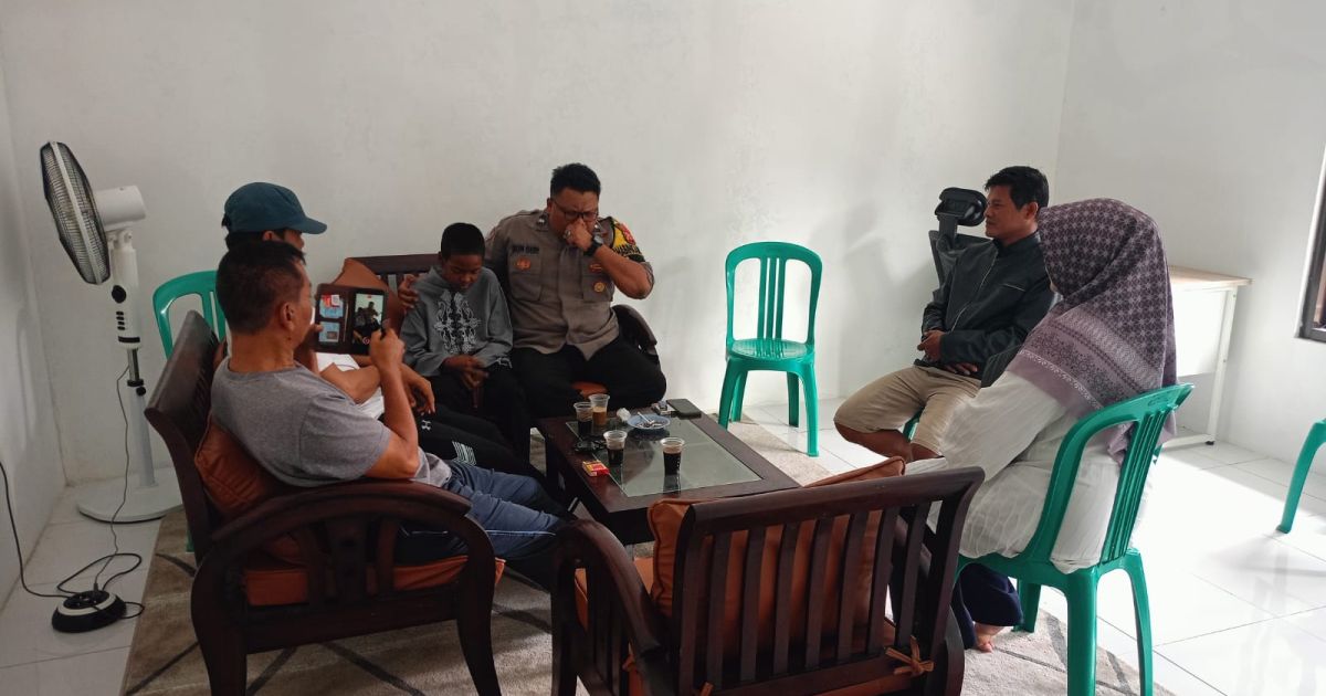 Kapolsek Plered AKP Ali Murtadho berdialog santai bersama warga dalam kegiatan Ngopi Kamtibmas, Senin (16/2/2026). Program ini menjadi bagian strategi humanis Polri menjaga situasi tetap aman dan kondusif di wilayah hukum Polsek Plered.