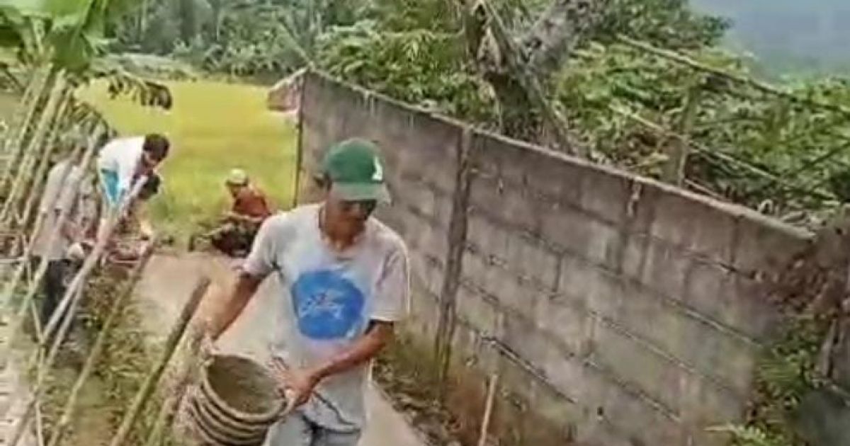 Tolak Menyerah pada Kondisi, Warga RW 09 Ciasihan Bogor Swadaya Perbaiki Jalan Rusak