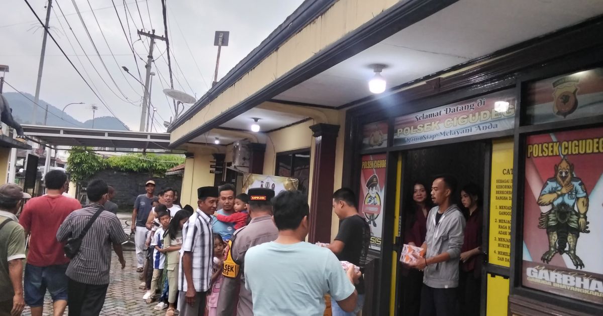 Polsek Cigudeg Polres Bogor Gelar Bagi-Bagi Takjil di Bulan Puasa Ramadhan 1447 Hijriyah