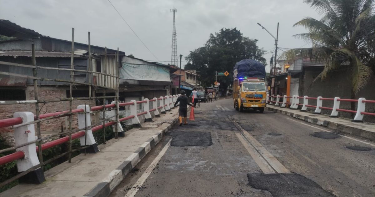 Penanganan jalan oleh PT PPI.