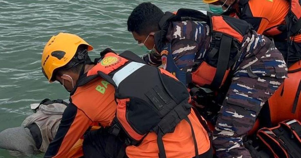 Unsur Tentara Nasional Indonesia Angkatan Laut (TNI AL) jajaran Komando Daerah Angkatan Laut (Kodal) IV melalui Babinpotmar Tanjung Kertang bergerak cepat menindaklanjuti laporan masyarakat terkait penemuan sesosok jenazah.poto SAR