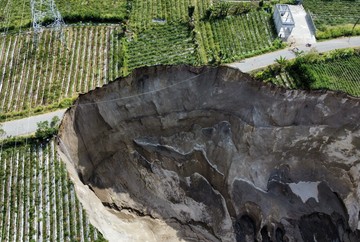 Foto udara kondisi perkebunan milik warga yang amblas di jalan lintas Kecamatan Desa Pondok Balik, Kecamatan Ketol, Aceh Tengah, Aceh Foto: ANTARA FOTO/Abiyyu