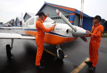 Dua Taruna mengecek oli mesin pesawat latih sebelum latihan terbang di sekolah penerbang Politeknik Penerbangan Indonesia (PPI) Curug, Kabupaten Tangerang, Banten, Selasa (21/1/2025). Foto: ANTARA FOTO/Muhammad Iqbal