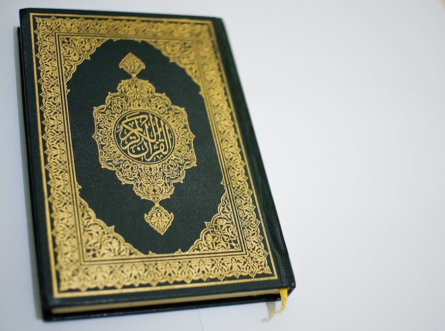 Foto sebuah naskah kitab kuning klasik yang terbuka di atas meja kayu tua dengan pencahayaan hangat, dikelilingi oleh tumpukan buku-buku referensi fiqih di sebuah perpustakaan Islam yang tenang.