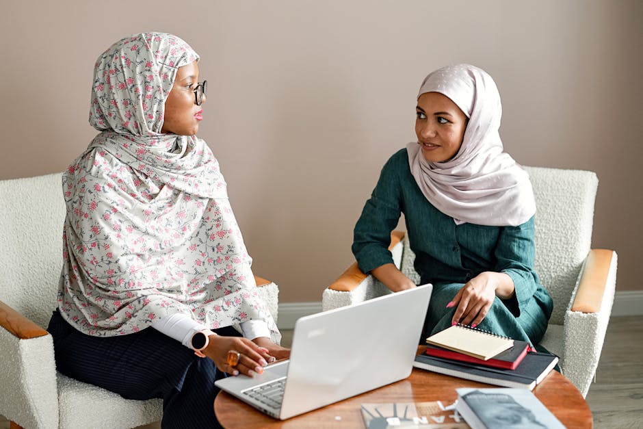 Seorang pemuda Muslim modern mengenakan hoodie dan tas punggung sedang duduk santai di taman kota yang asri sambil memegang buku catatan dan tersenyum tenang, menggambarkan suasana hati yang damai di tengah hiruk-pikuk perkotaan.