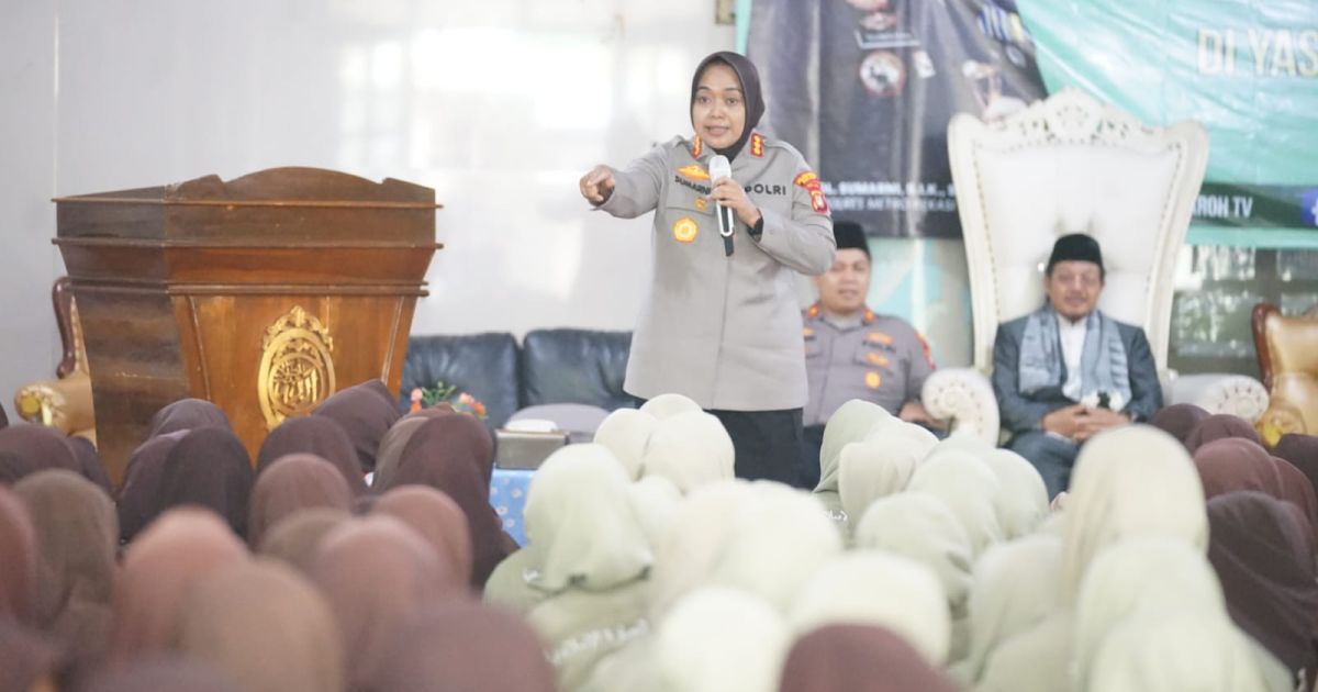 Kapolres Metro Bekasi Kombes Pol Sumarni dihadapan ratusan santri dan santriwati di Ponpes Al Imaroh berikan materi pemahaman hukum.
