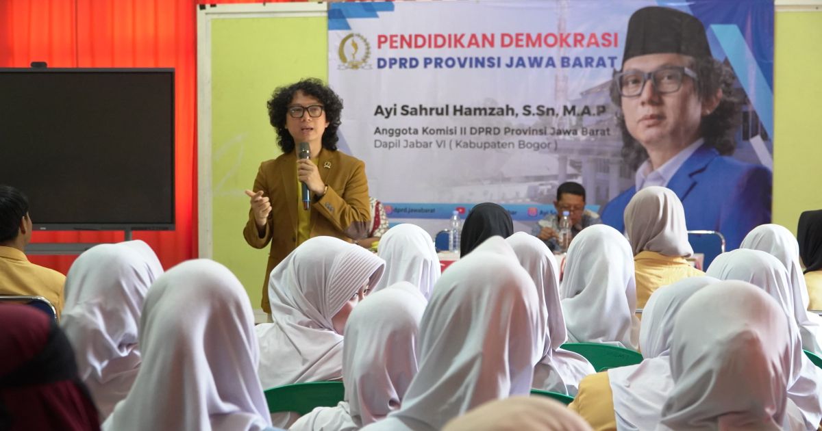 Anggota DPRD Jawa Barat Dapil VI Kabupaten Bogor, Ayi Sahrul Hamzah, berdialog langsung dengan warga saat Reses II Tahun Sidang 2025–2026 di Desa Cikarawang, Kecamatan Dramaga, Selasa (25/2/2026). Foto (Syahar)